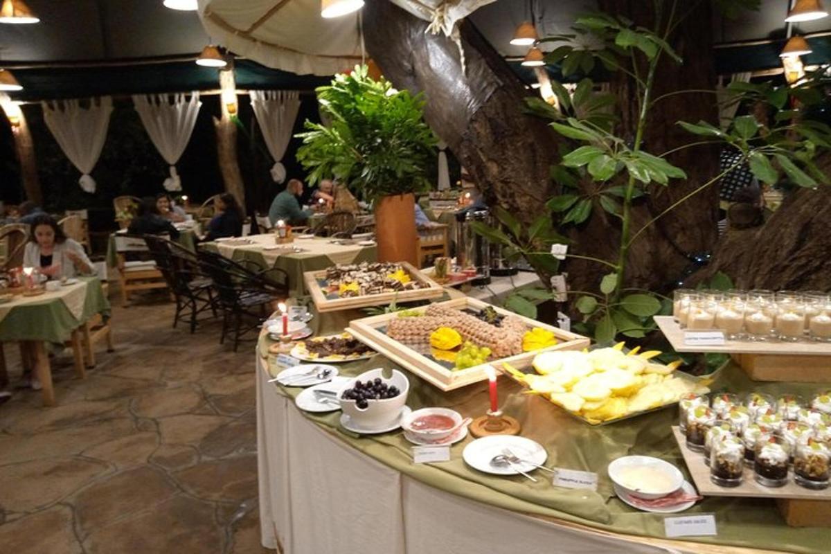 um bufê de comida em uma mesa de restaurante