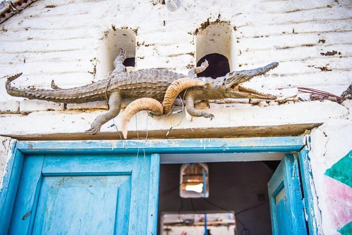 una estatua de lagarto en el costado de un edificio