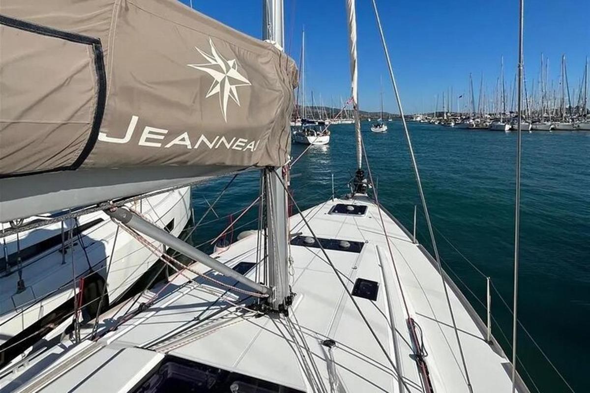 un vaixell blanc a l'aigua amb altres vaixells