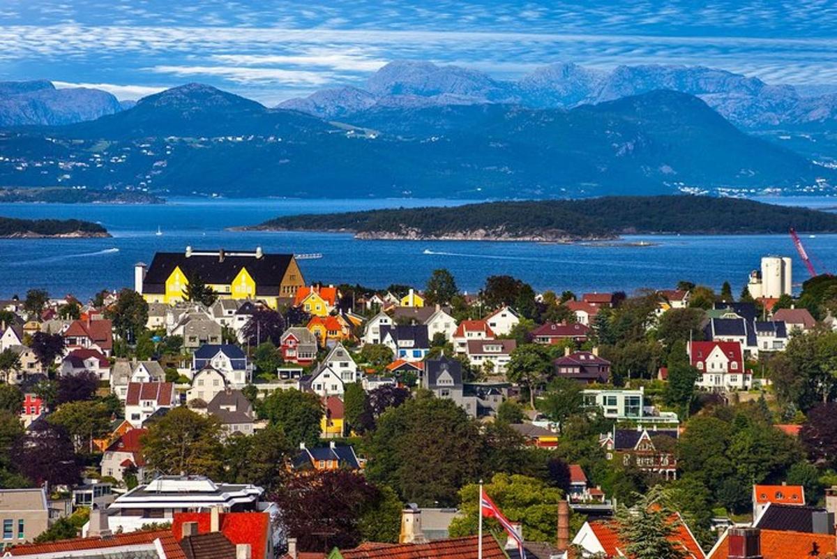 väikelinn majade, vee ja mägedega