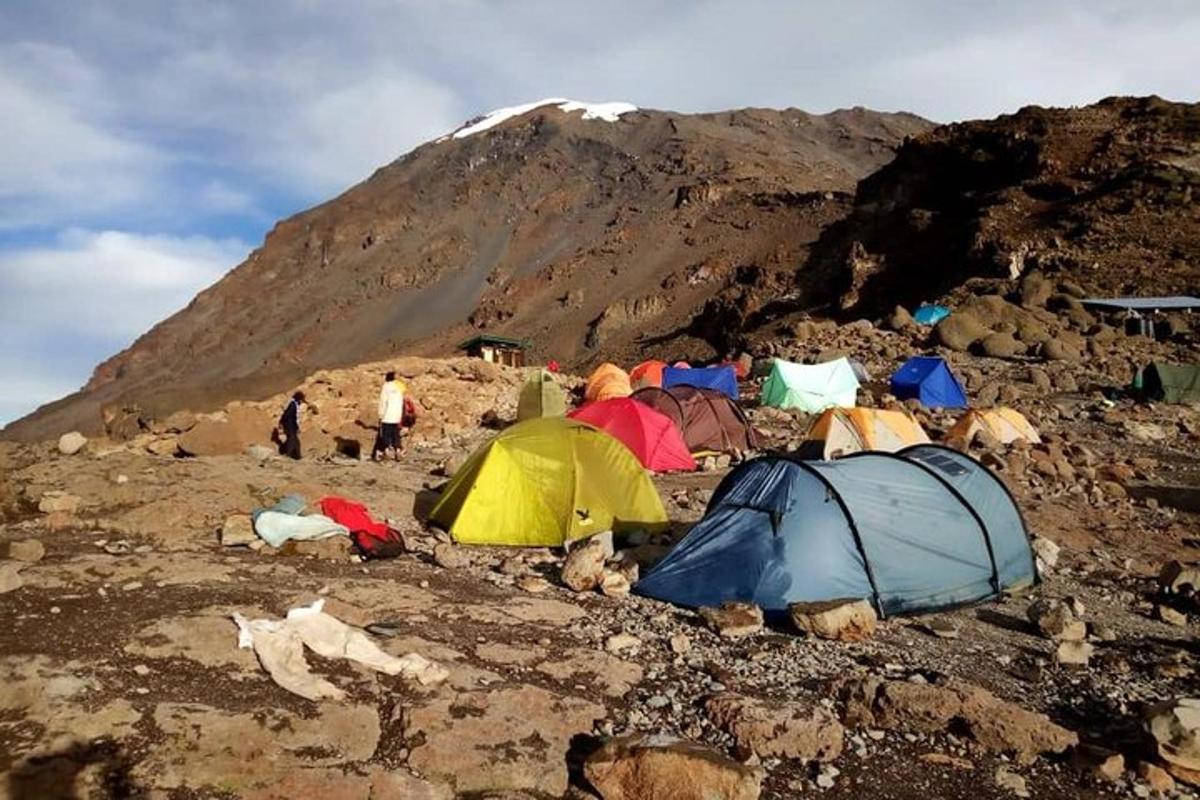 een groep tenten op de top van een berg