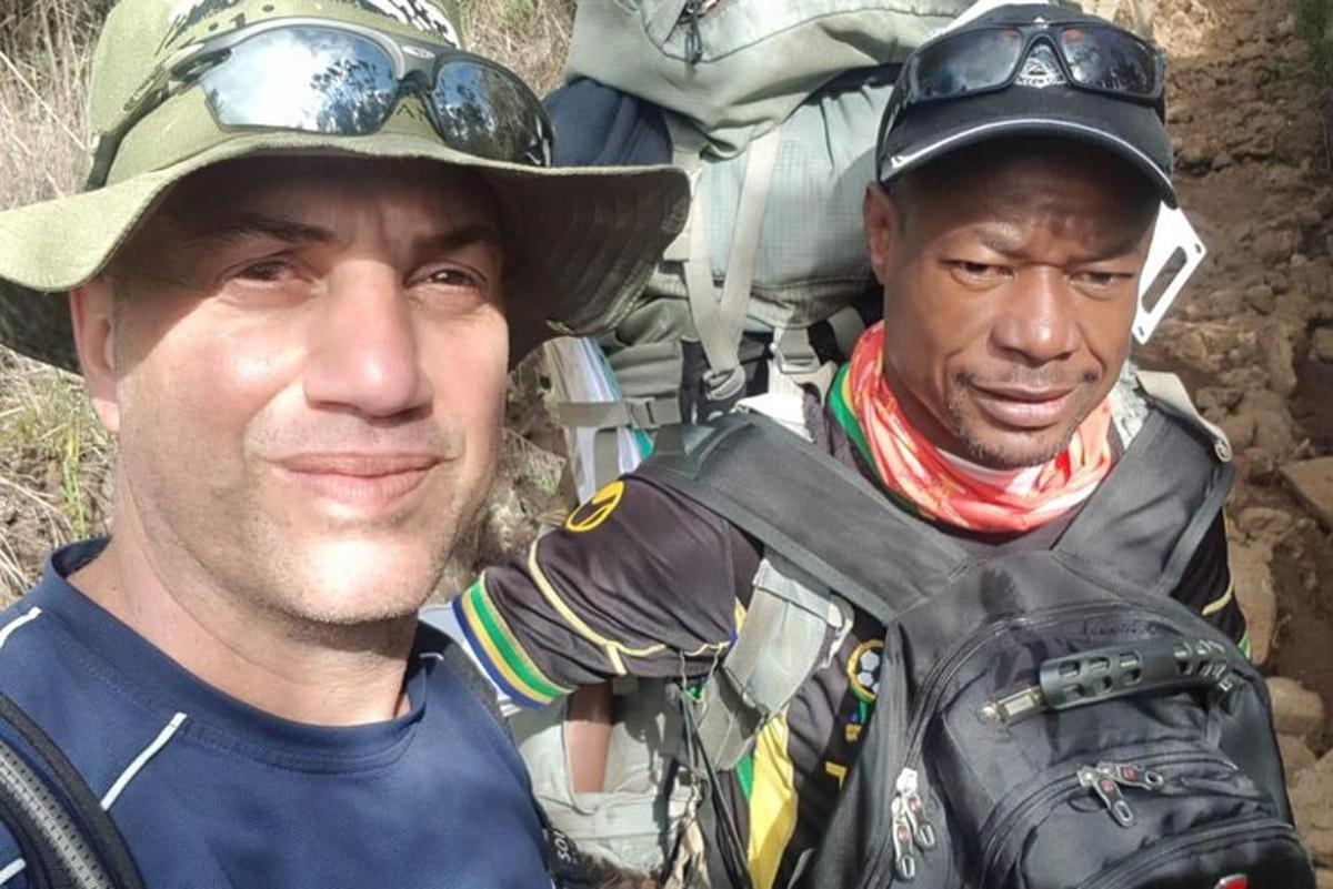 двоє чоловіків стоять поруч один з одним