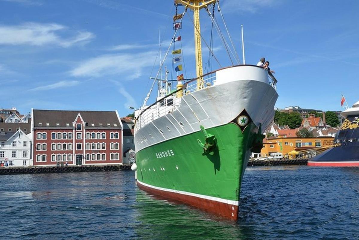 vees istuv roheline ja valge paat