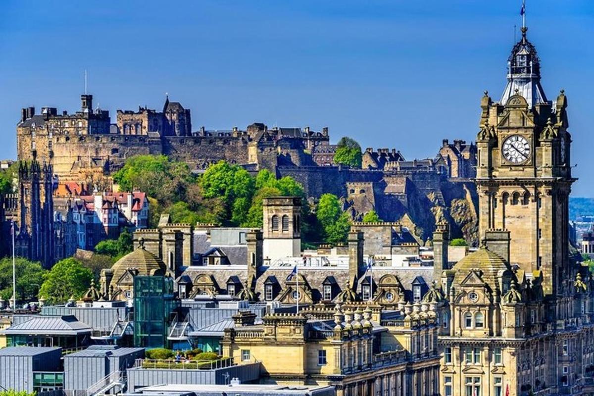 uma cidade com um castelo e uma torre do relógio
