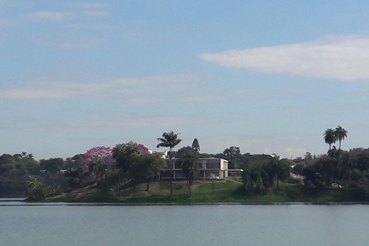 ein Haus auf einer Insel mitten in einem See