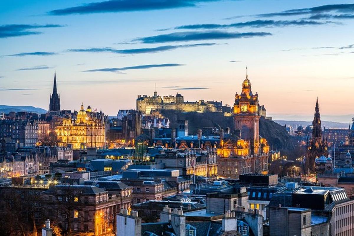 um horizonte de cidade à noite com um castelo ao fundo