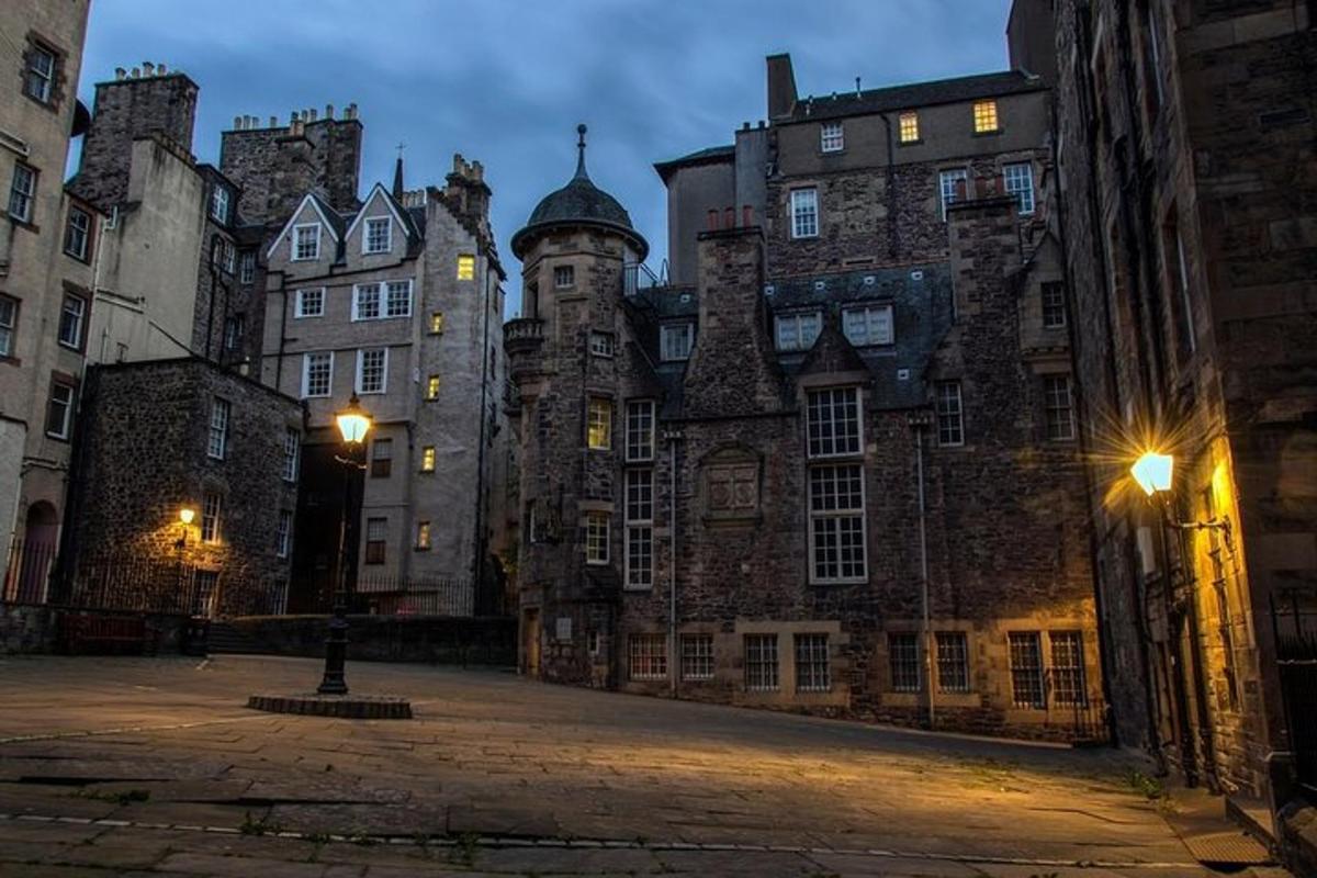 um velho castelo à noite com luzes acesas