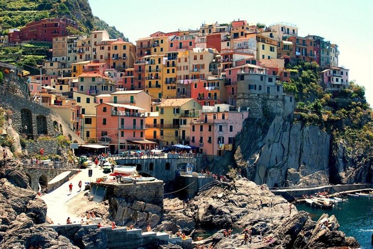 Un grupo de edificios coloridos en una montaña.