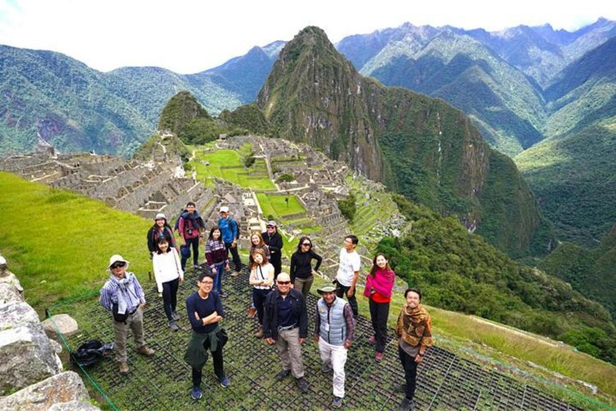 un grupo de personas de pie en la cima de una montaña