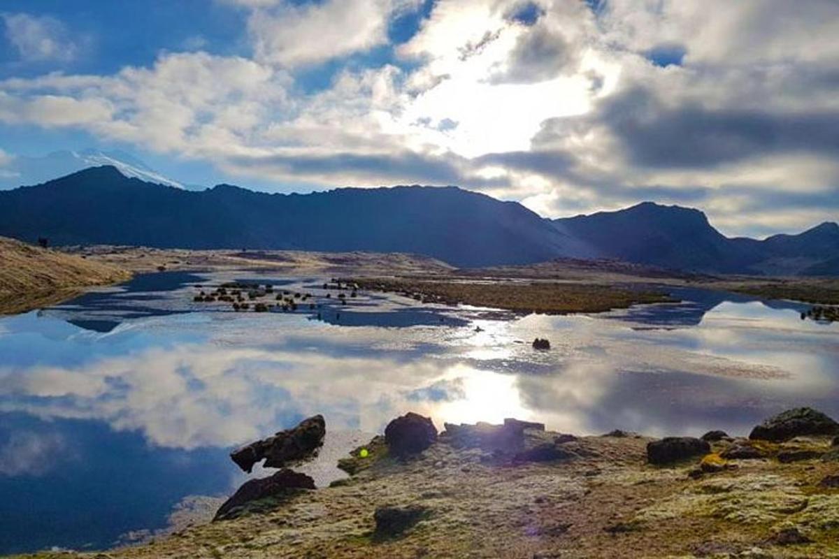 en stor vannmasse med fjell i bakgrunnen
