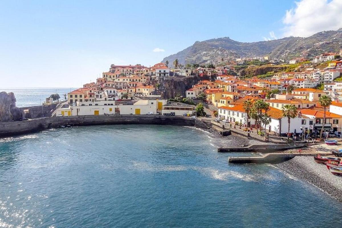 una vista aerea di una città con uno specchio d'acqua