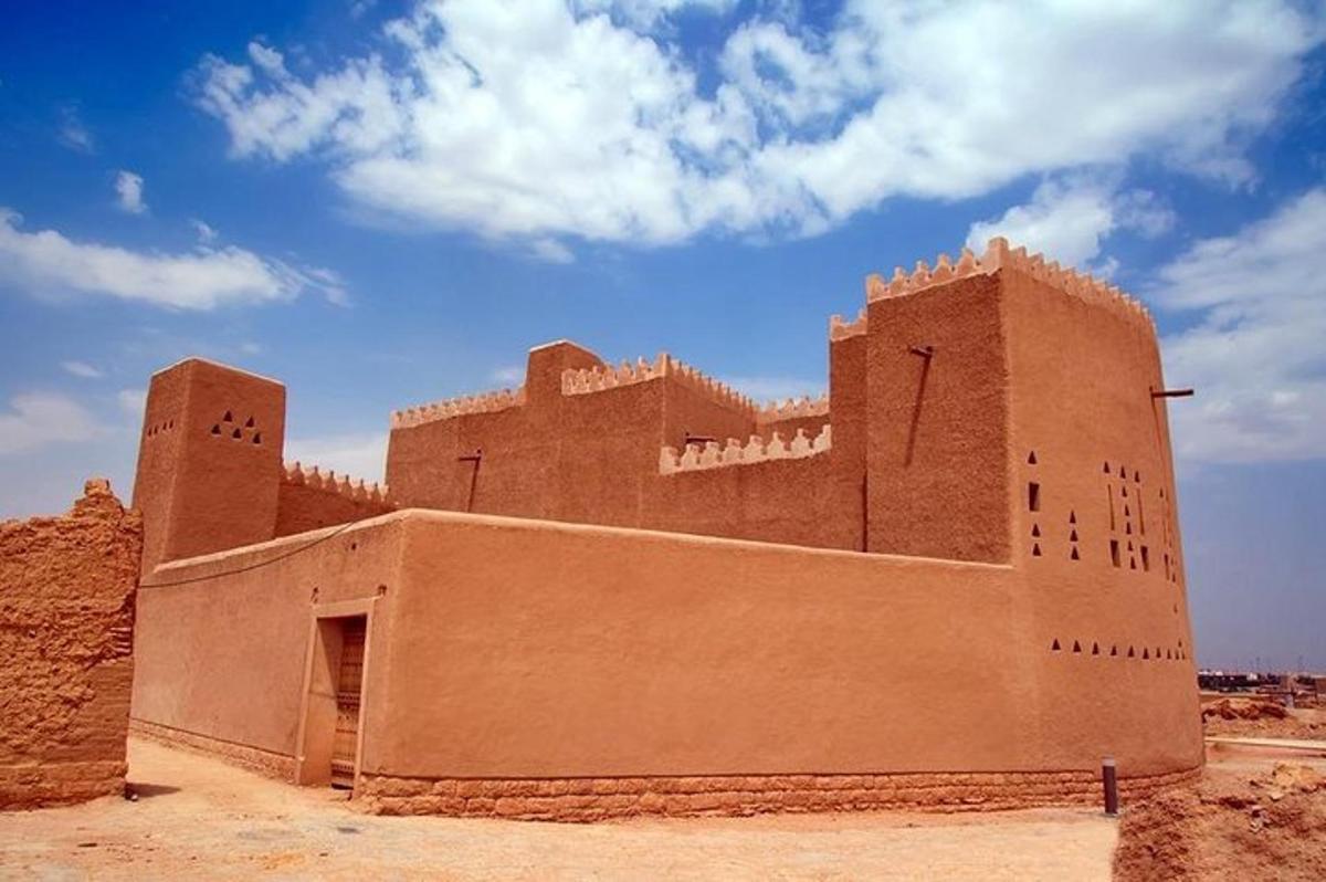 un edificio in mezzo al deserto