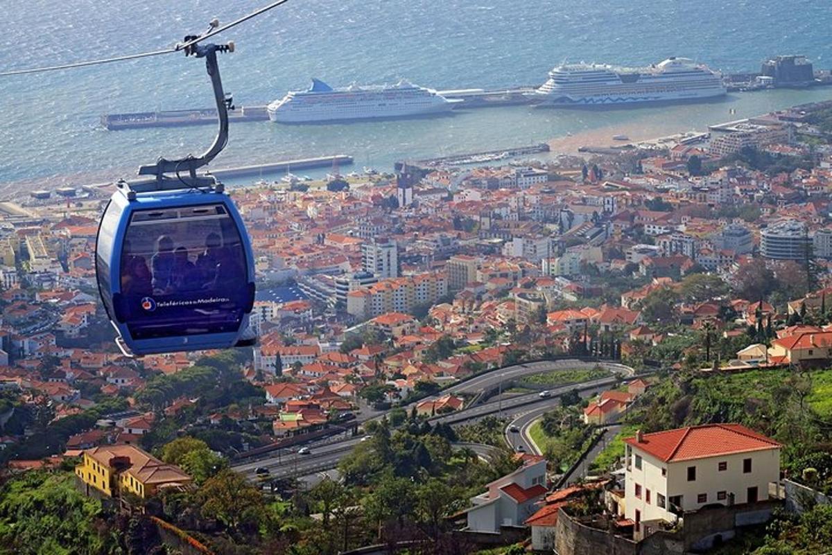 una gondola che vola sopra una città con navi da crociera