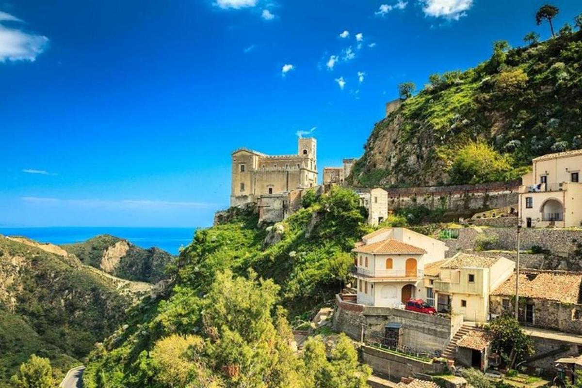 un castello su una collina vicino all'oceano
