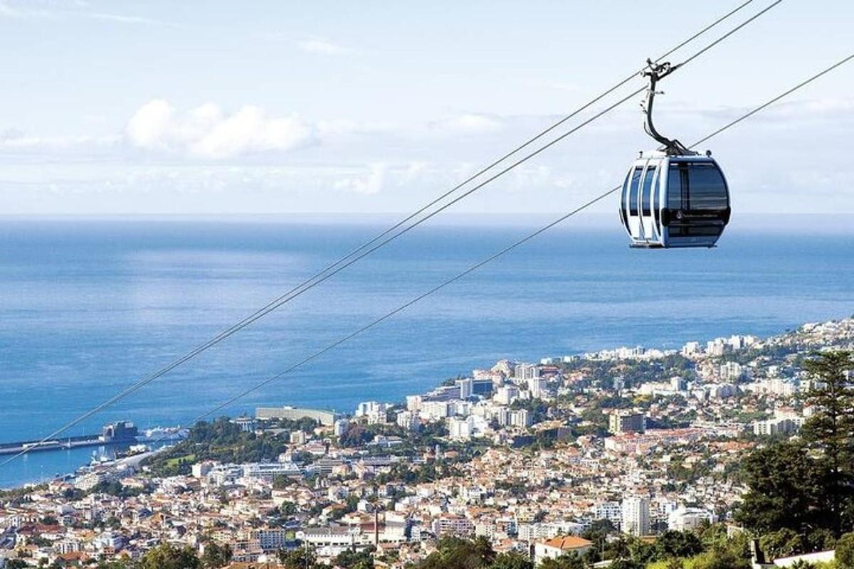 un giro in gondola nel cielo sopra una città