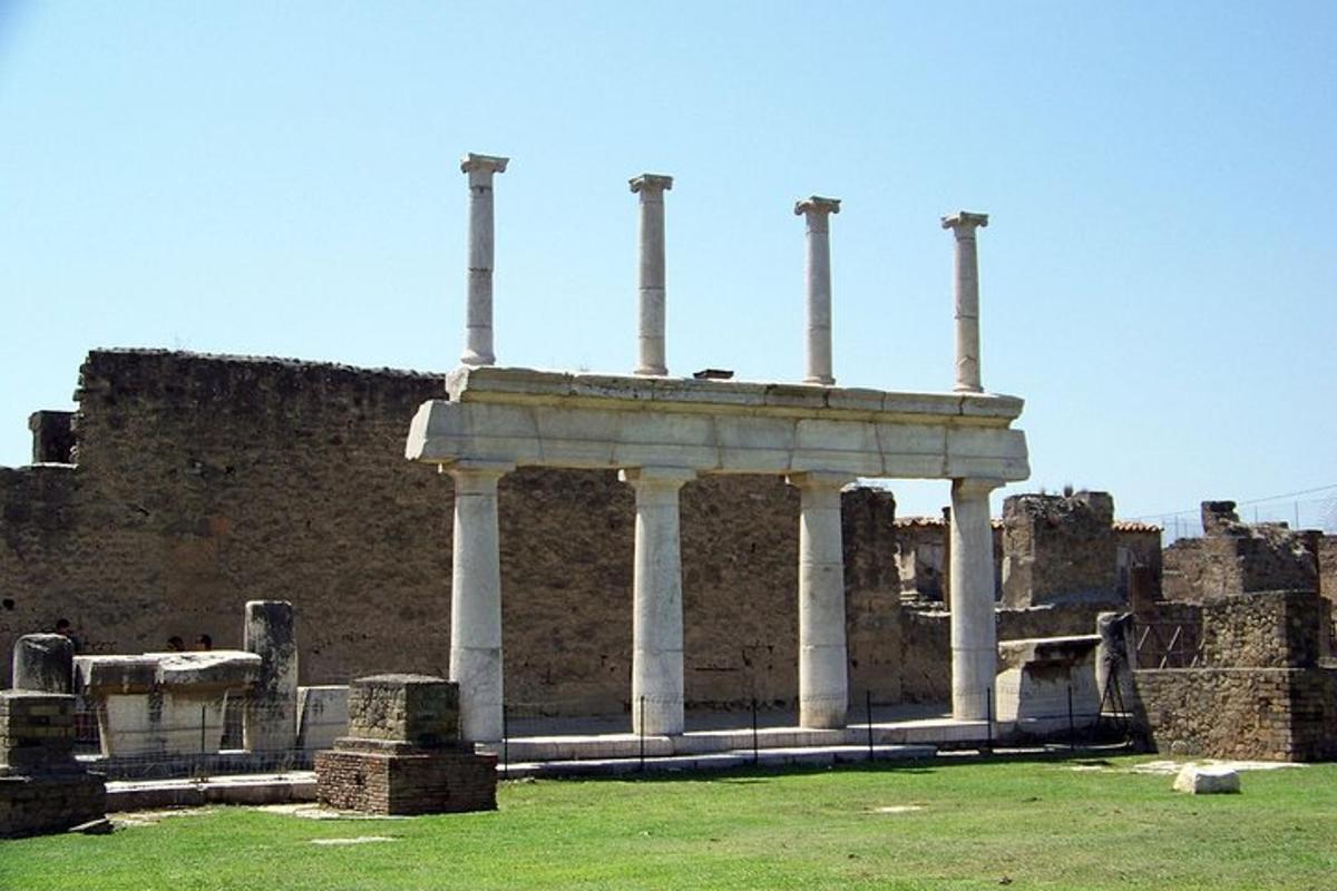 un edificio con columnas delante de una pared