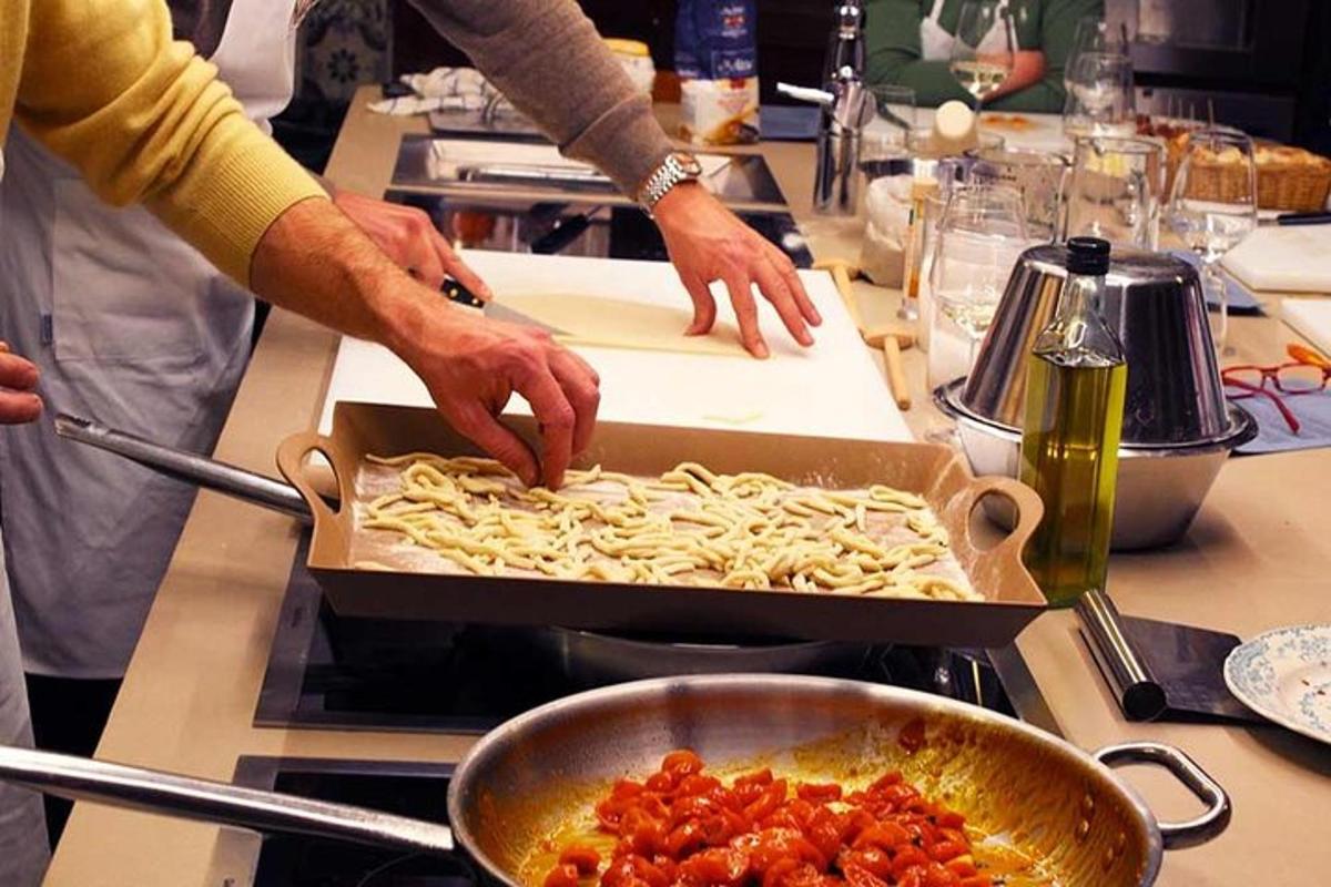 un gruppo di persone che preparano il cibo in una cucina