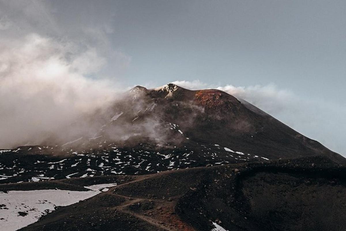 gunung yang diliputi kabus dan awan di langit