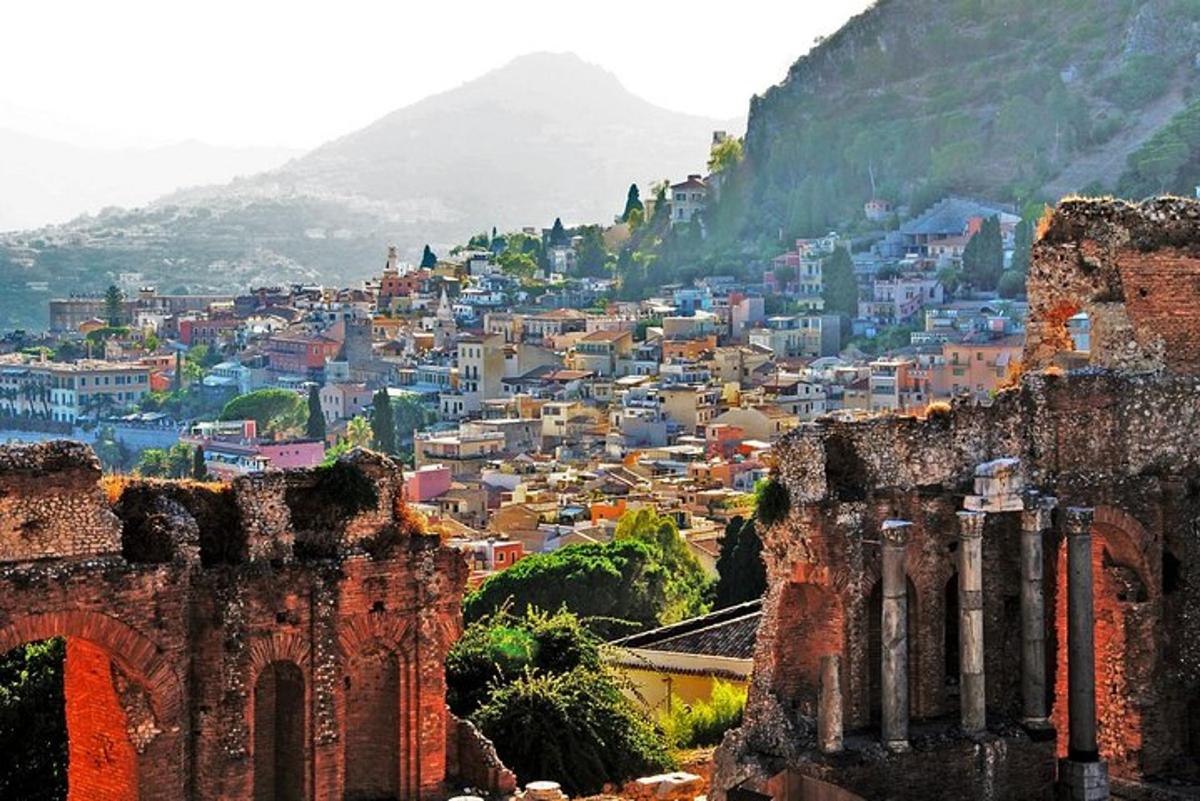 una vista di una città con una montagna