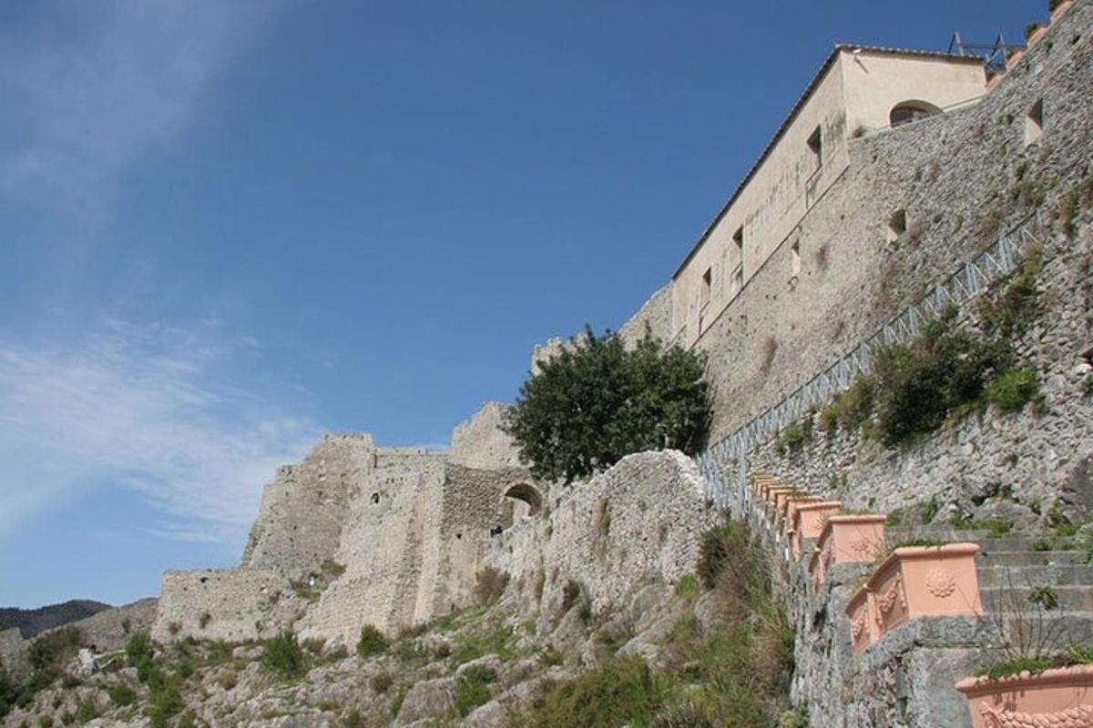 Un muro de piedra con escaleras en una montaña