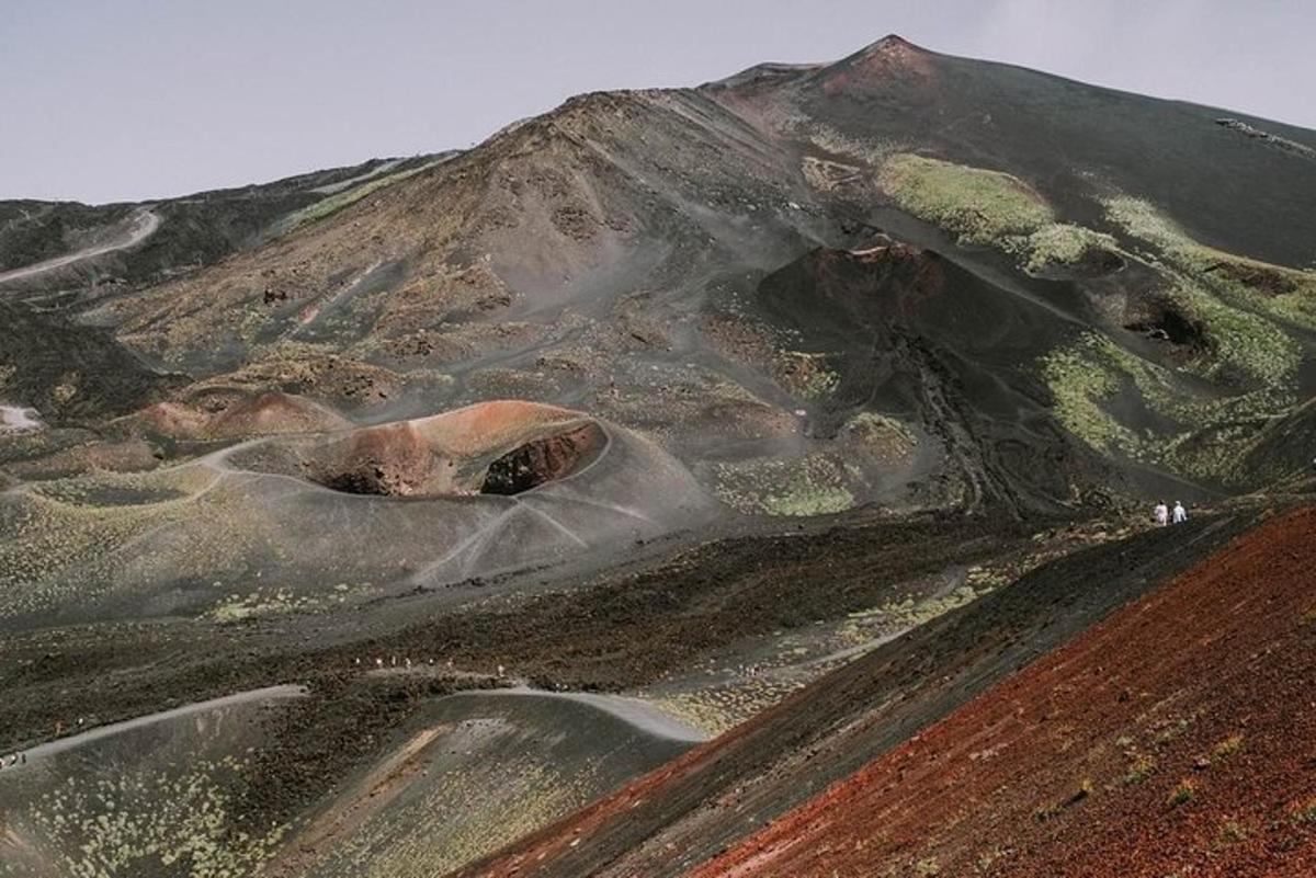 gunung dengan tanah dan batu di atasnya