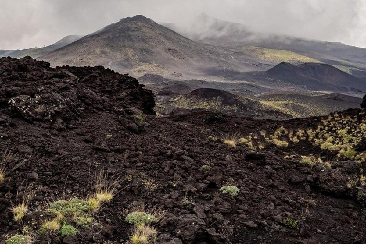 pemandangan gunung berbatu dengan awansigunigunigunigunigunigunigun