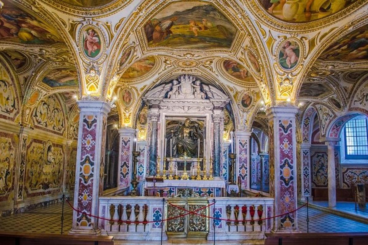 Una gran sala con un altar y pinturas en los techos.