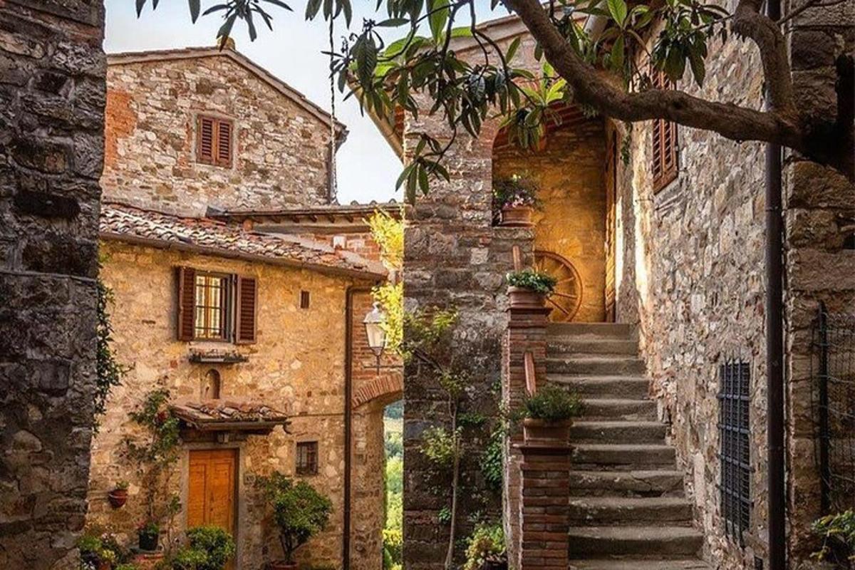un vecchio edificio in pietra con scale che conducono ad esso