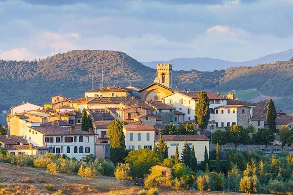un villaggio con una chiesa in cima a una collina