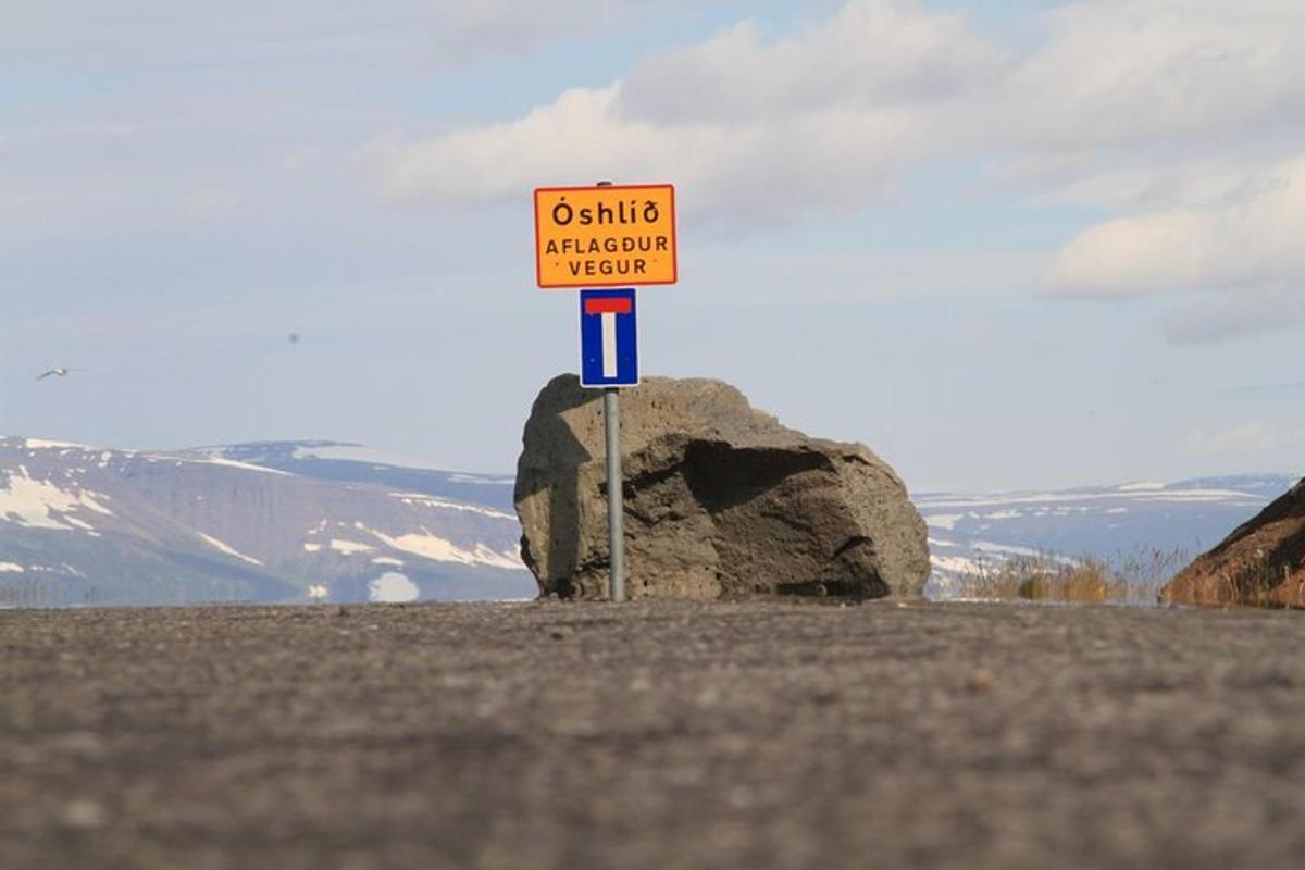 znak na vrhu hriba s skalo