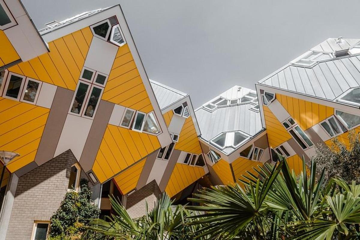 sekumpulan rumah dengan bumbung kuning