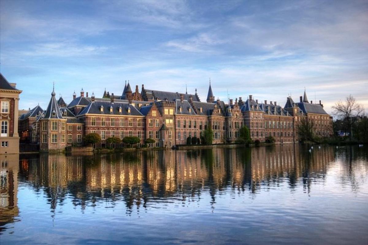ein großes Gebäude mit seiner Spiegelung im Wasser