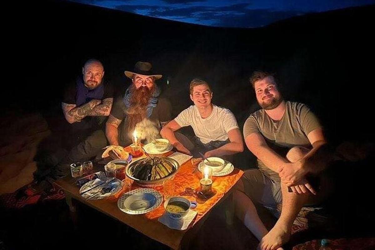 hópur karla situr við borð