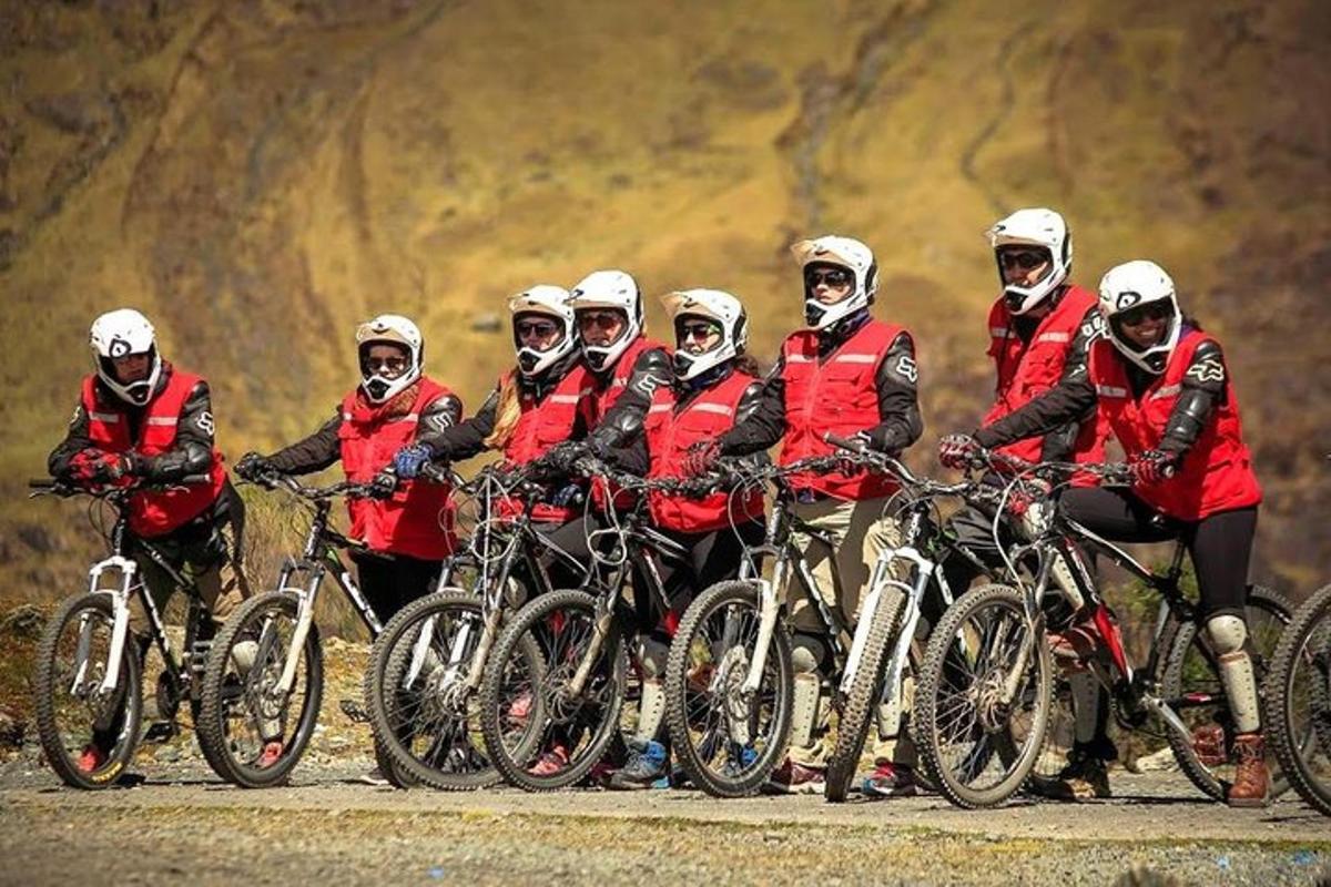 eine Gruppe von Menschen auf Fahrrädern posiert für ein Foto