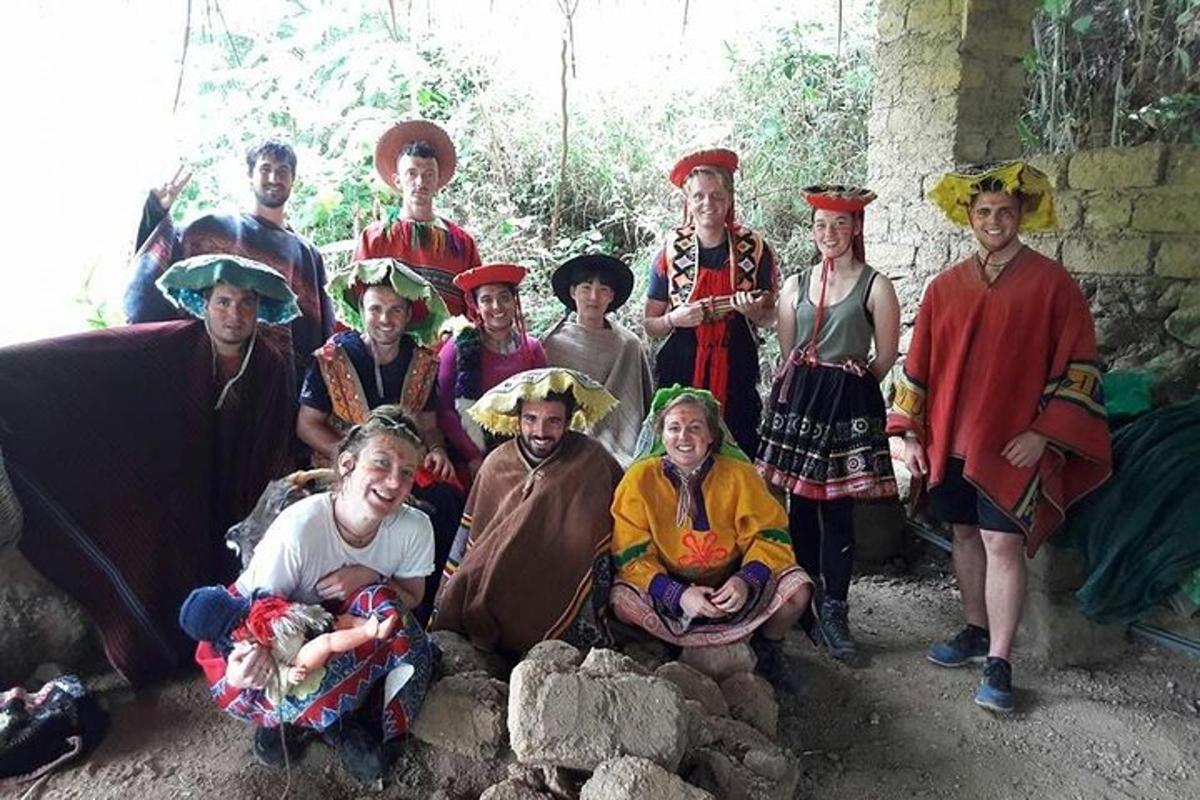 eine Gruppe von Menschen in Kostümen posiert für ein Foto