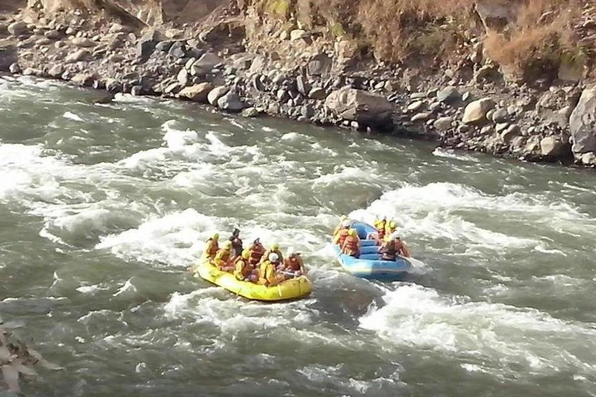 eine Gruppe von Menschen, die auf Flößen auf einem Fluss fahren