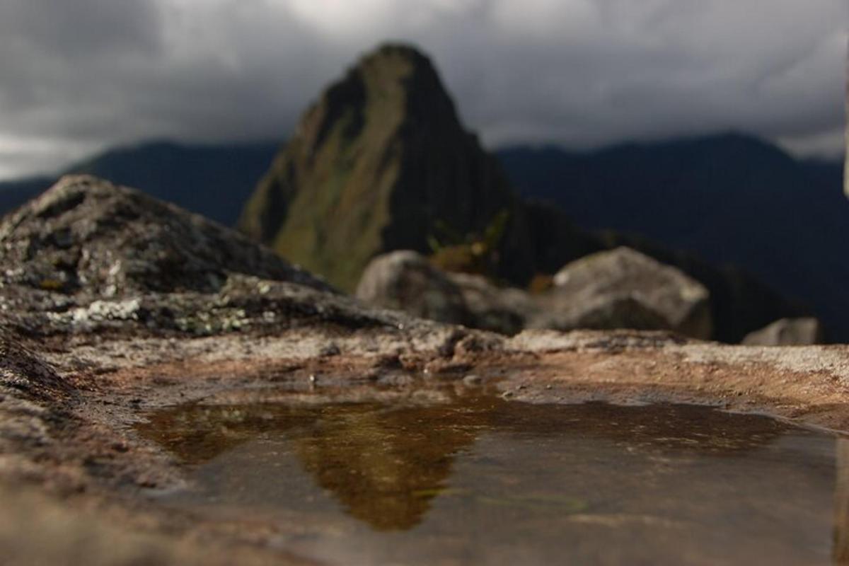 ein Berg im Hintergrund mit einer Spiegelung im Wasser