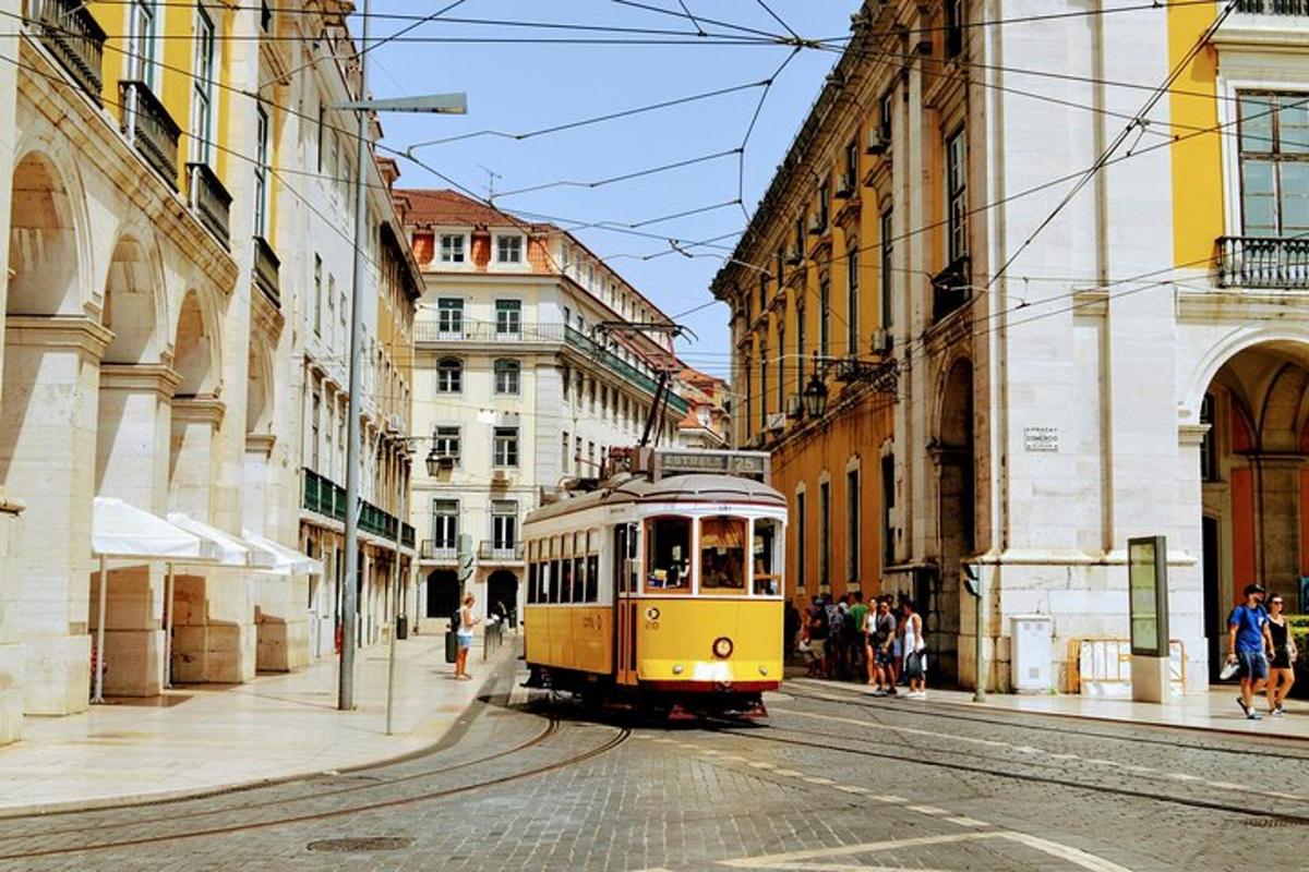 kollane tramm linnatänaval, kus on hooned
