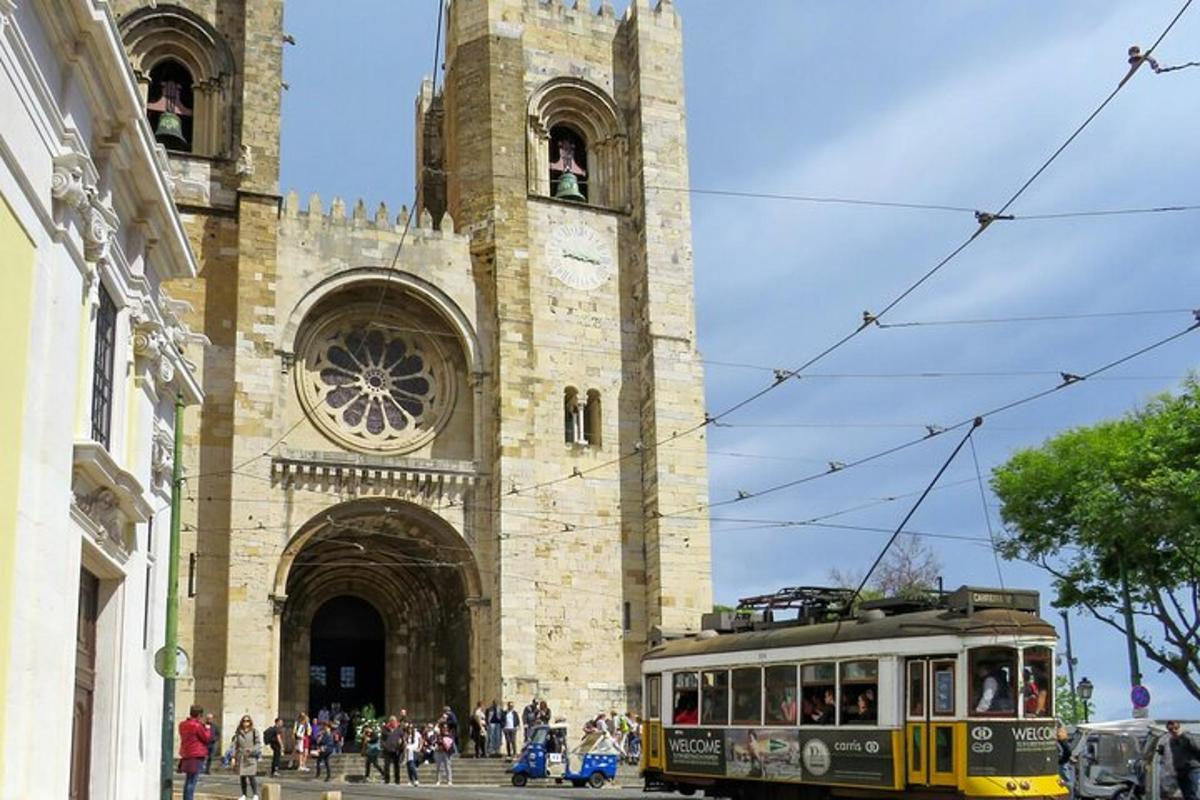 tramvaj před budovou s hodinovou věží