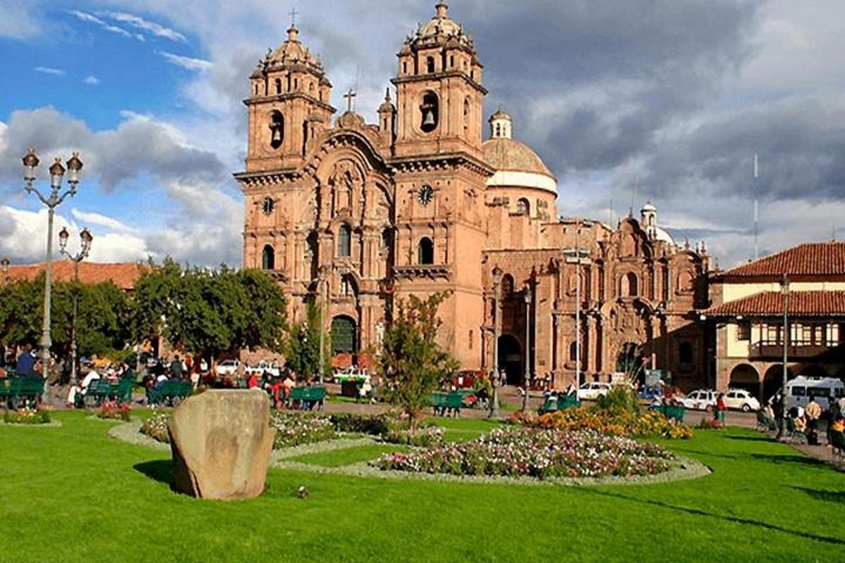 una església antiga amb un gran edifici en un parc