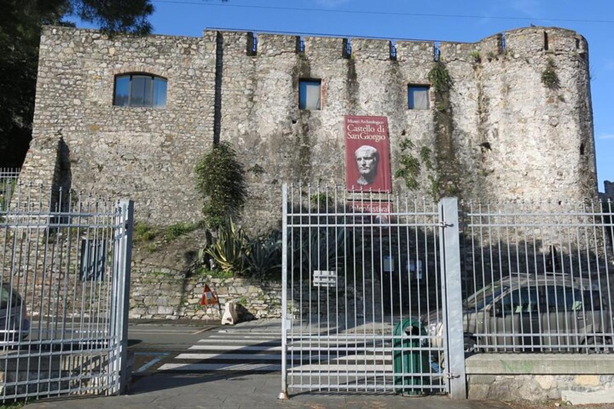 önünde bir kapı bulunan eski bir kale