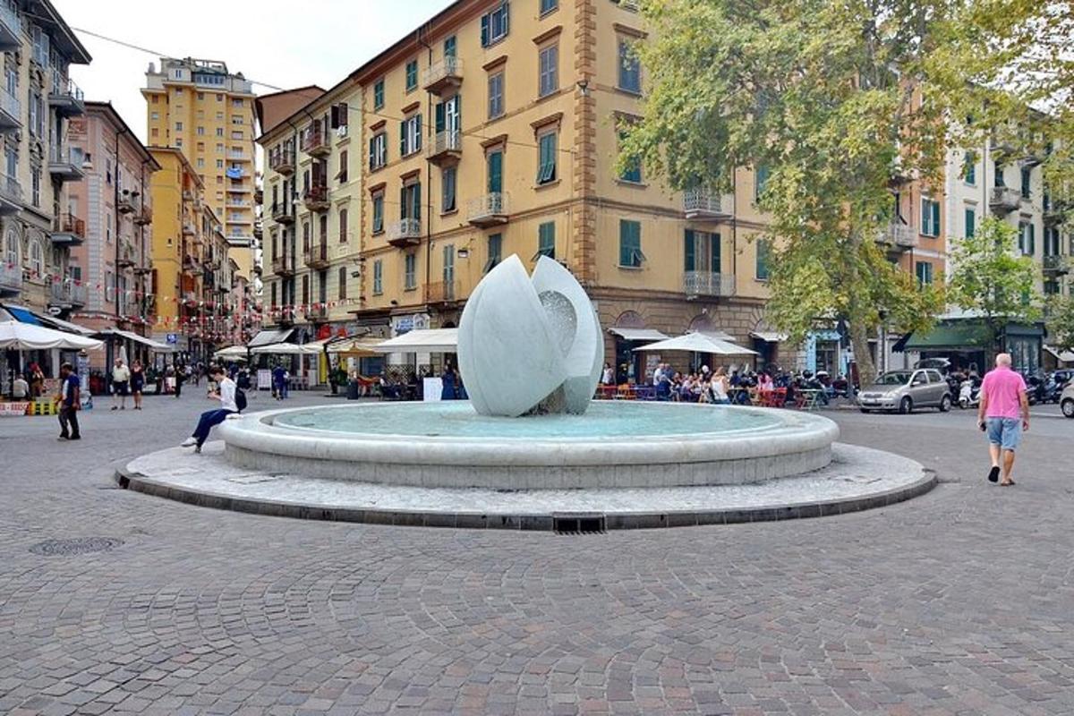 Una gran fuente en medio de una calle de la ciudad.
