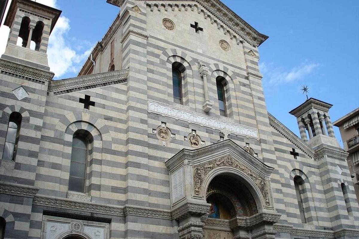 üzerinde haç bulunan bir kuleye sahip bir kilise