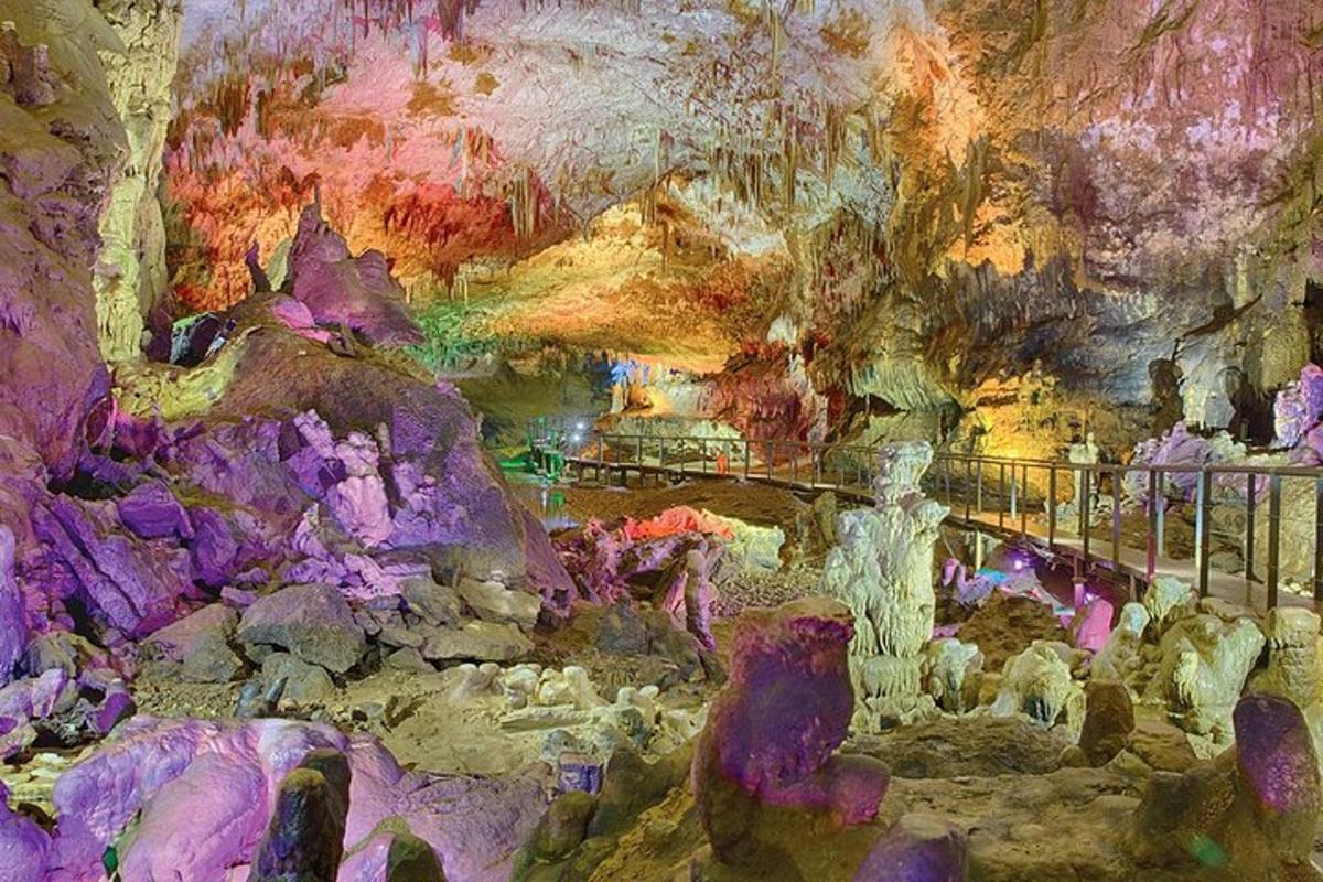 un dipinto di una grotta piena di rocce e manufatti