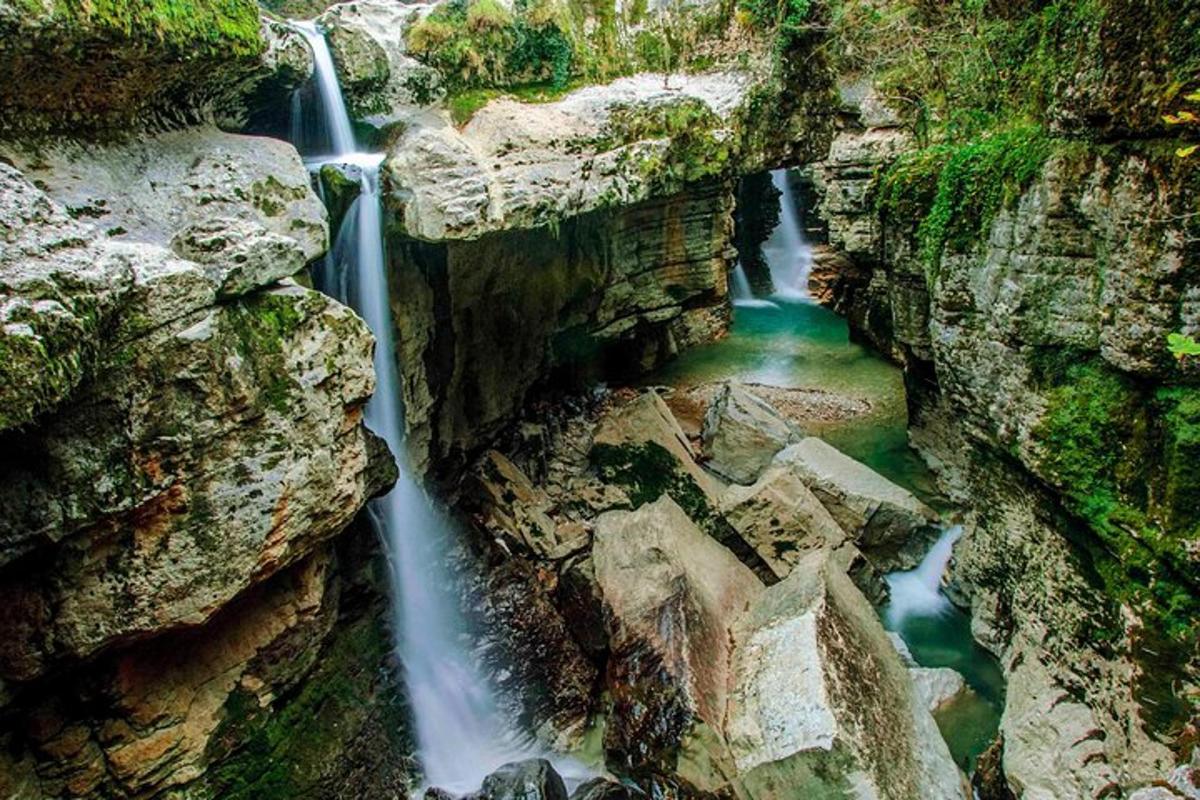 una vista aerea di una cascata in un canyon