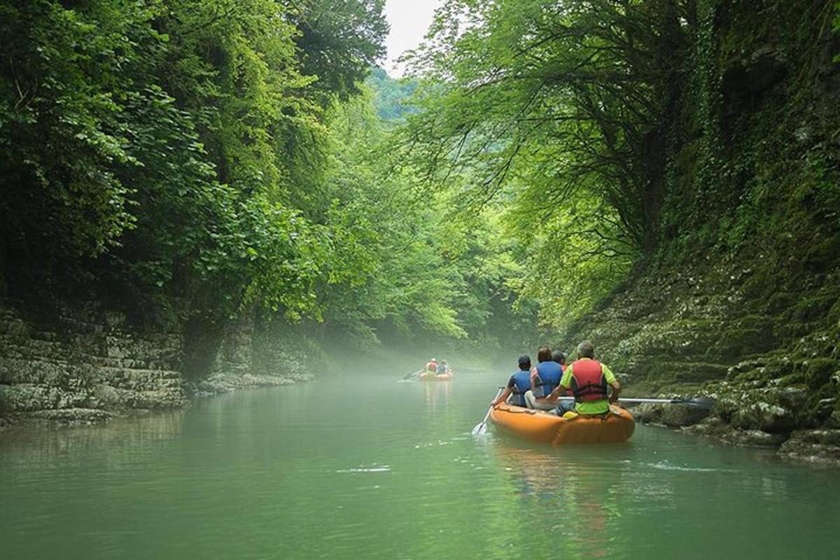 un gruppo di persone che viaggiano in canoa su un fiume