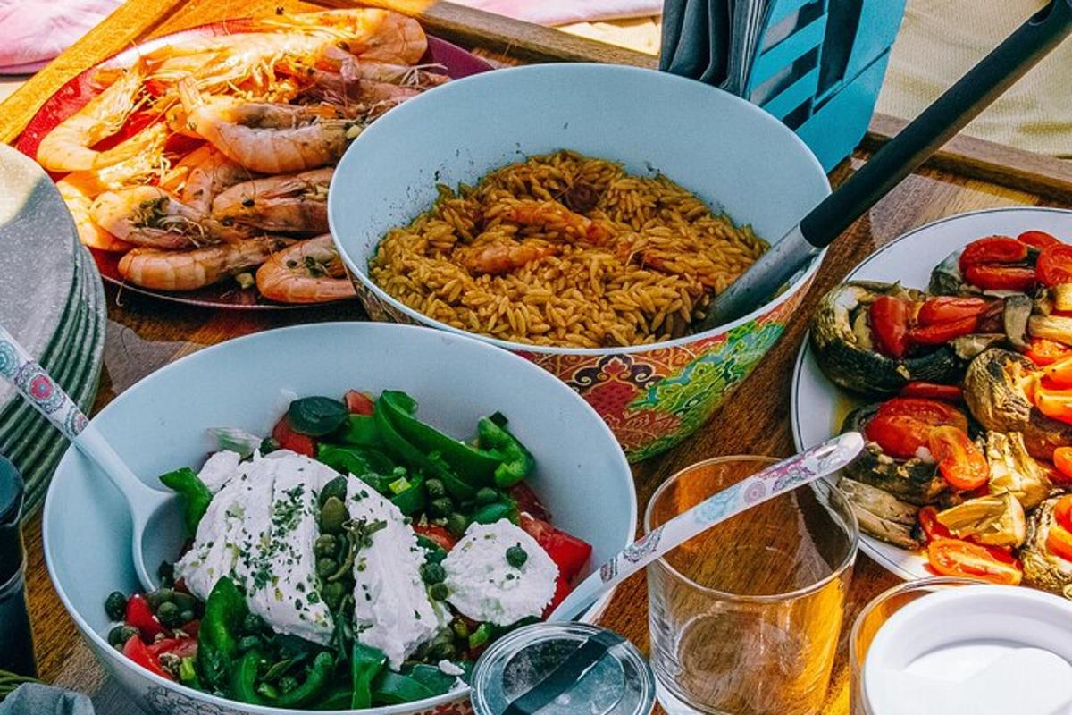 Una mesa con tres tazones de comida encima.