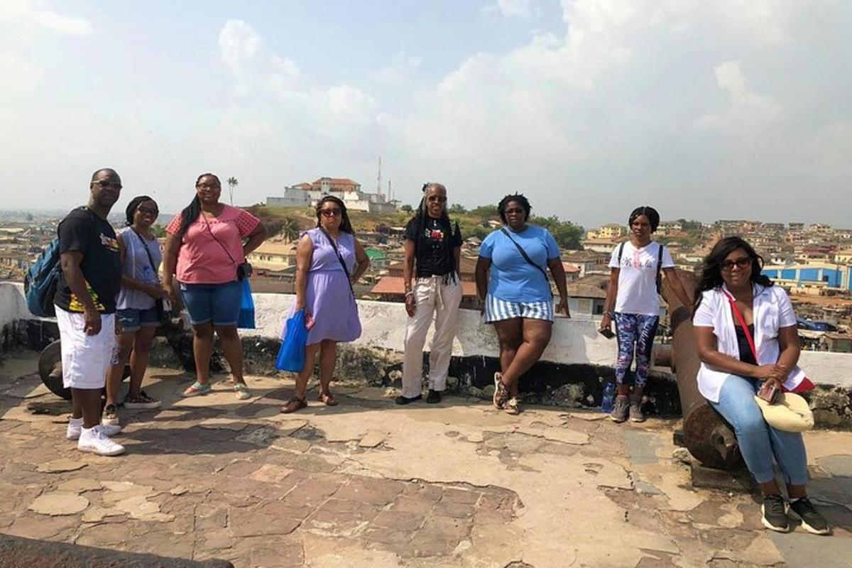 un gruppo di persone in piedi in cima a un muro