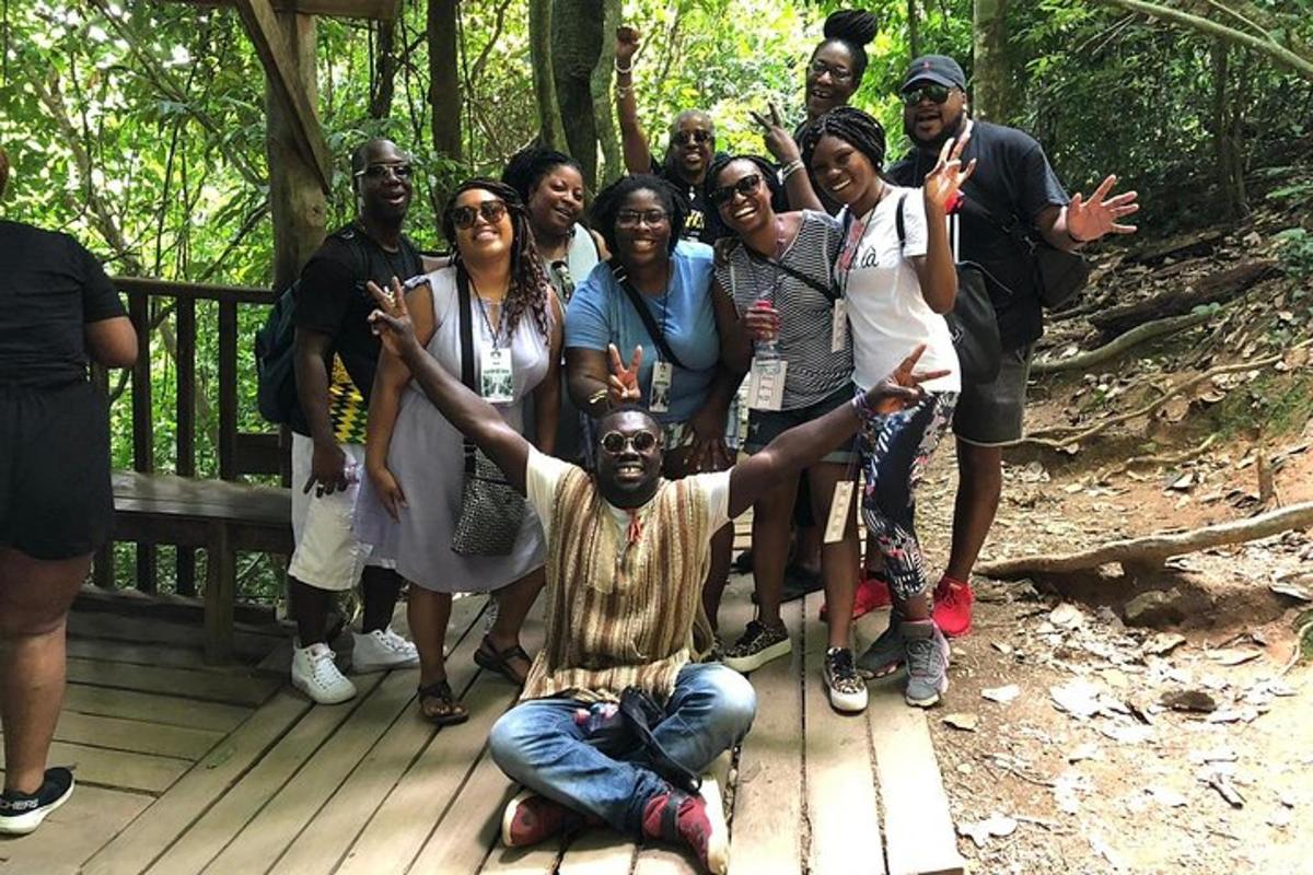 un gruppo di persone in posa per una foto su un ponte