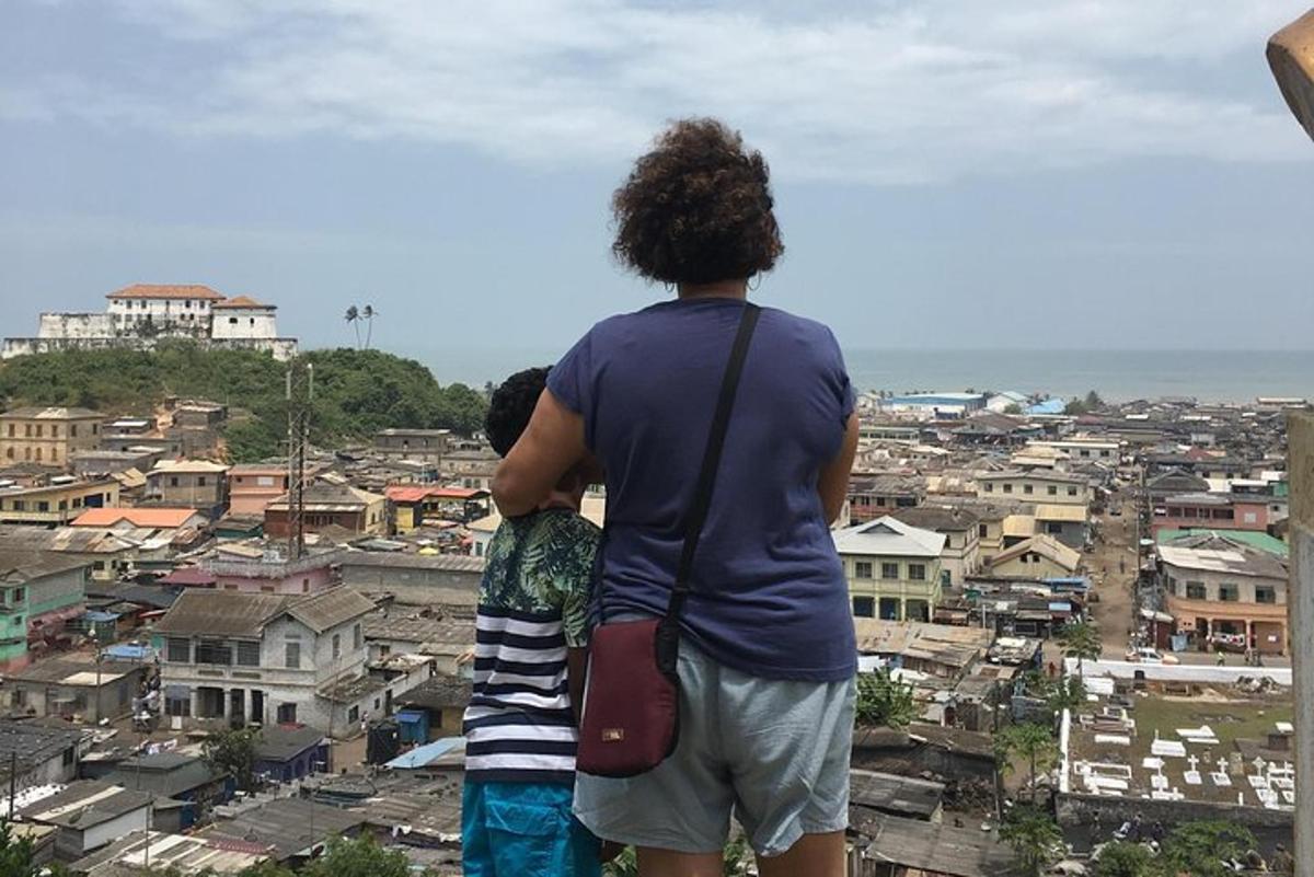 un uomo e un ragazzo che guardano una città